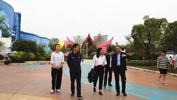 毛德权一行实地走访南京欢乐谷主题公园.jpg