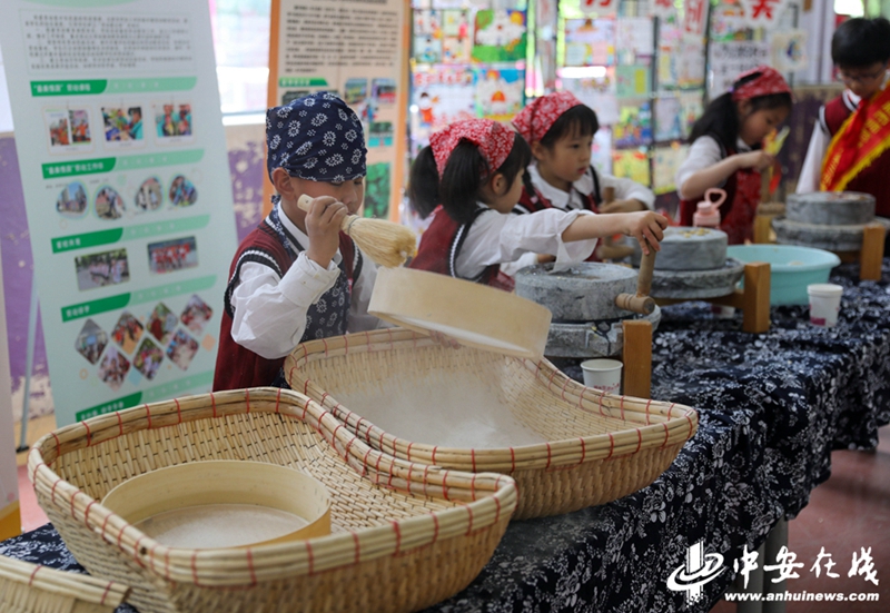 劳动课上,一年级小学生学会了磨豆浆。.jpg