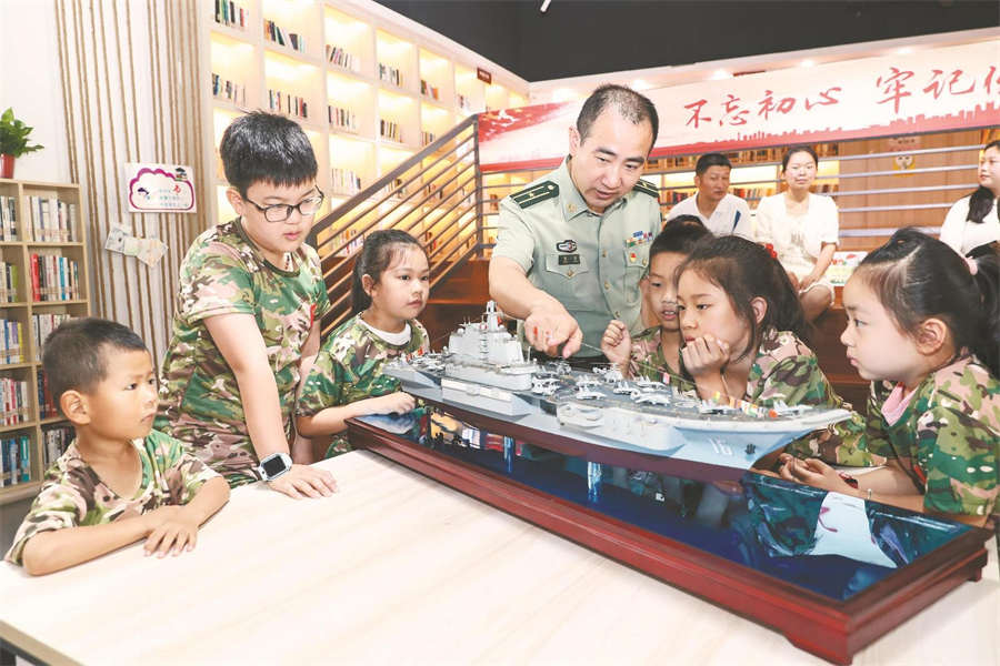 7月26日,合肥市包河区滨湖世纪社区开展庆祝建军节主题活动,区人武部现役军人向参加活动的孩子们讲解辽宁舰的故事。记者 范柏文 摄.jpg 7月26日,合肥市包河区滨湖世纪社区开展庆祝建军节主题活动,区人武部现役军人向参加活动的孩子们讲解辽宁舰的故事。记者 范柏文 摄.jpg