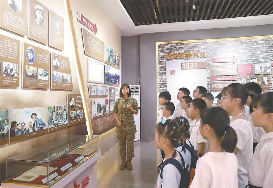 日前,滁州市南谯区徐岗社区组织孩子们走进部队荣誉室聆听战斗故事,体验军事训练,让孩子们接受国防教育。 通讯员 董 超 陆雪红 摄.jpg 日前,滁州市南谯区徐岗社区组织孩子们走进部队荣誉室聆听战斗故事,体验军事训练,让孩子们接受国防教育。 通讯员 董 超 陆雪红 摄.jpg