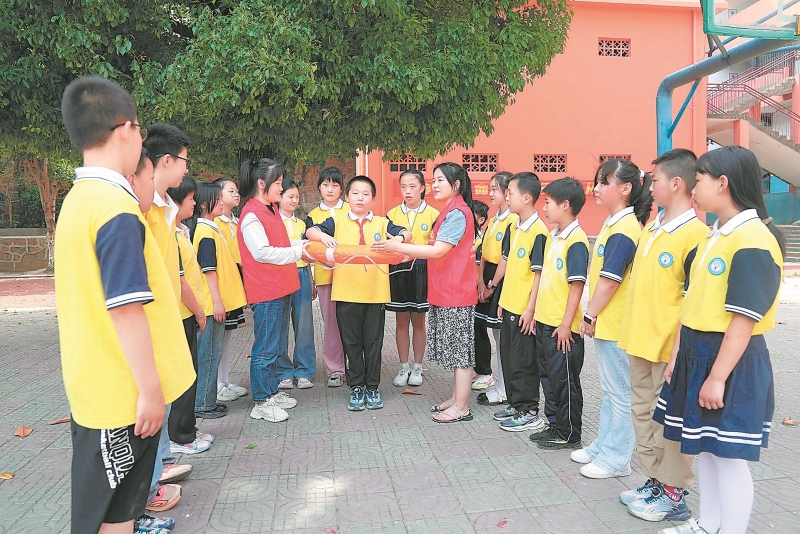 5月14日,枞阳县枞阳小学,志愿者在讲解和演示专业救生圈的使用方法。连日来,枞阳县各中小学校组织开展“防溺水 护安全”活动,提升学生防溺水安全意识。.jpg