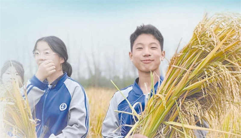 凤台县古店中学在校园内开辟“百丰园”劳动实践基地,让学生在“土味”课堂中感知自然力量。(资料图片).jpg 凤台县古店中学在校园内开辟“百丰园”劳动实践基地,让学生在“土味”课堂中感知自然力量。(资料图片).jpg